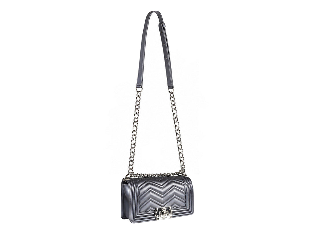 Bolsa de hombro color plata con correa de cadena y diseño acolchado en chevron.