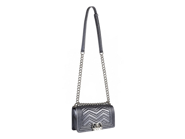 Bolsa de hombro color plata con correa de cadena y diseño acolchado en chevron.