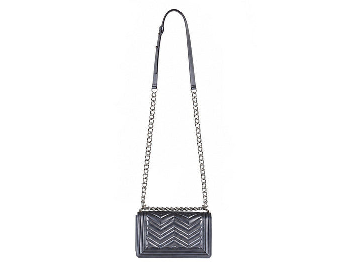 Bolsa de hombro color plata con correa de cadena y diseño acolchado en chevron.