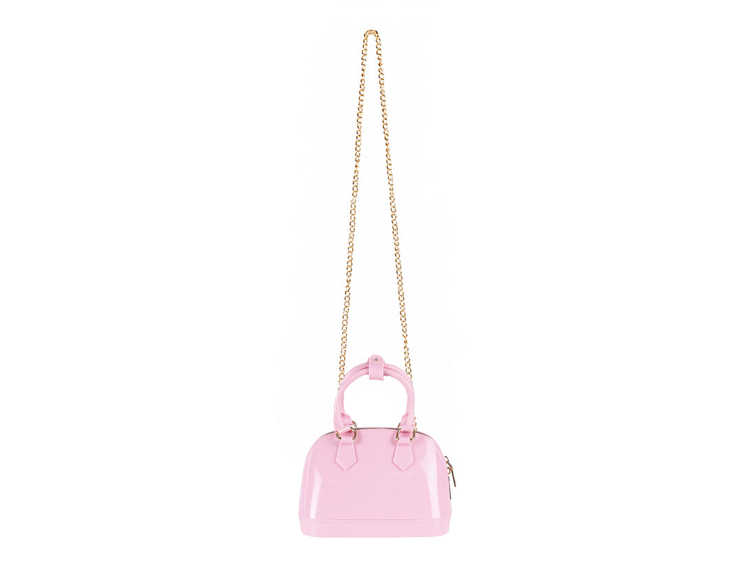 Bolsa de mano color rosa brillante con asa superior y detalles metálicos dorados.