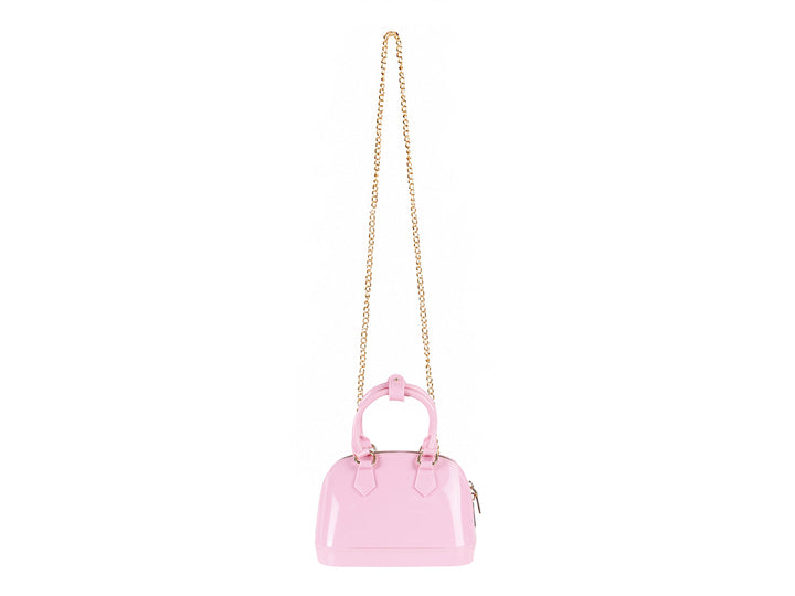 Bolsa de mano color rosa brillante con asa superior y detalles metálicos dorados.