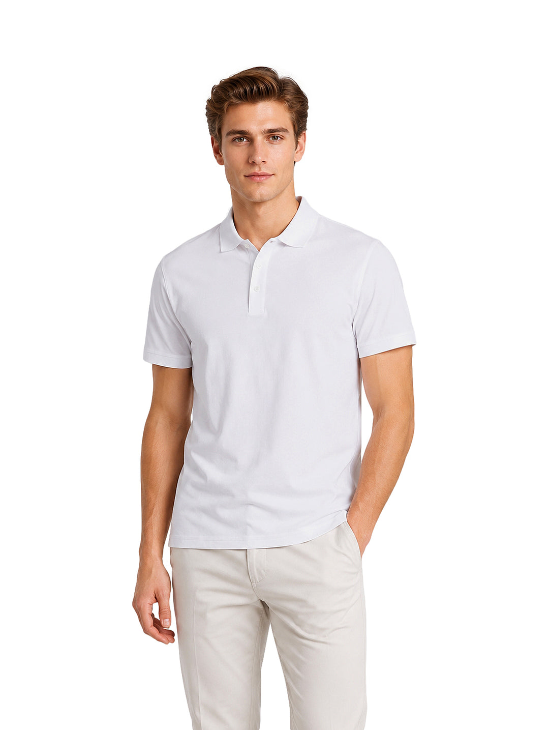Hombre vistiendo una playera polo blanca de manga corta con cuello y botones.