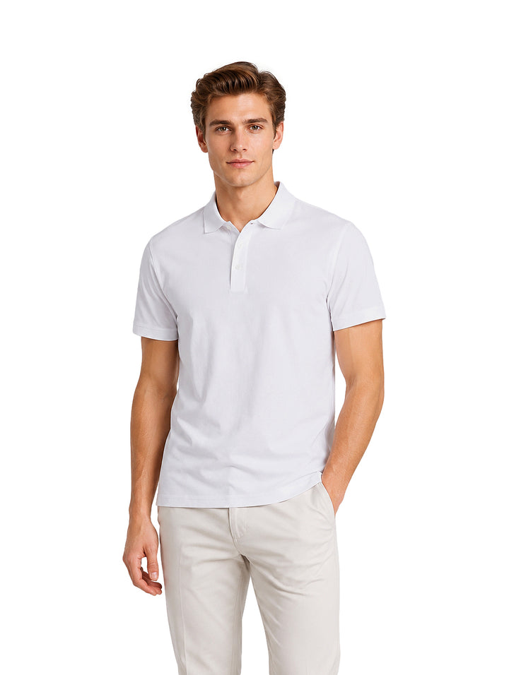 Hombre vistiendo una playera polo blanca de manga corta con cuello y botones.