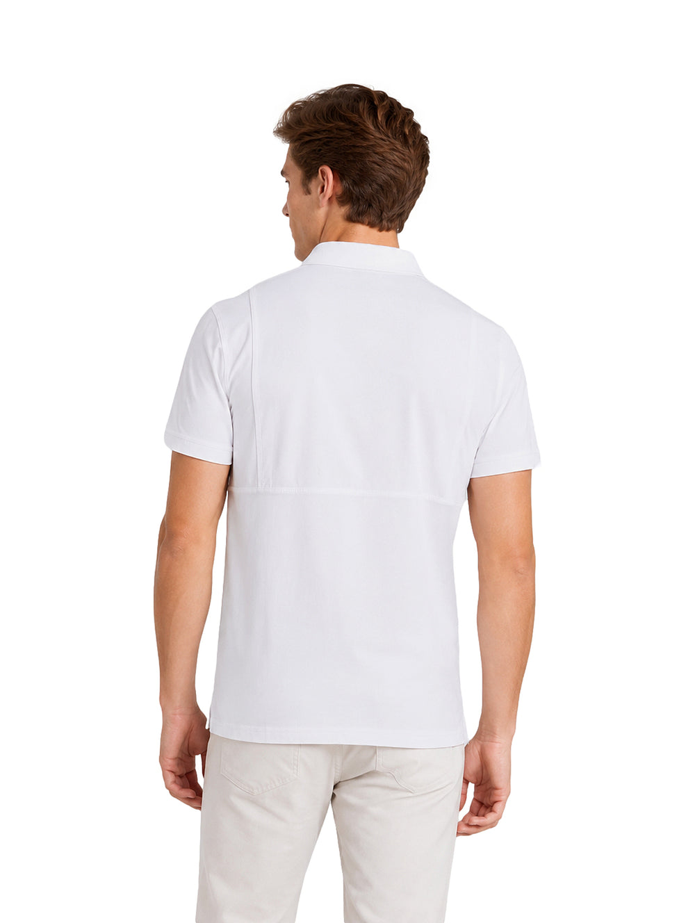 Hombre vistiendo una playera polo blanca de manga corta con cuello y botones.