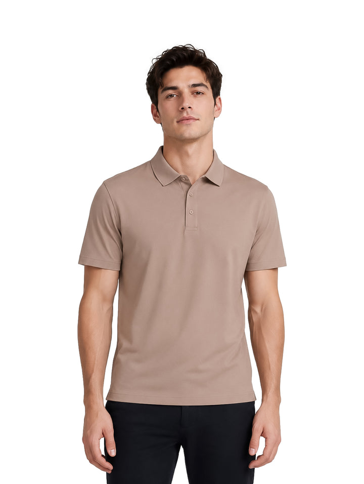 Hombre vistiendo una playera polo color camel de manga corta con cuello y botones.