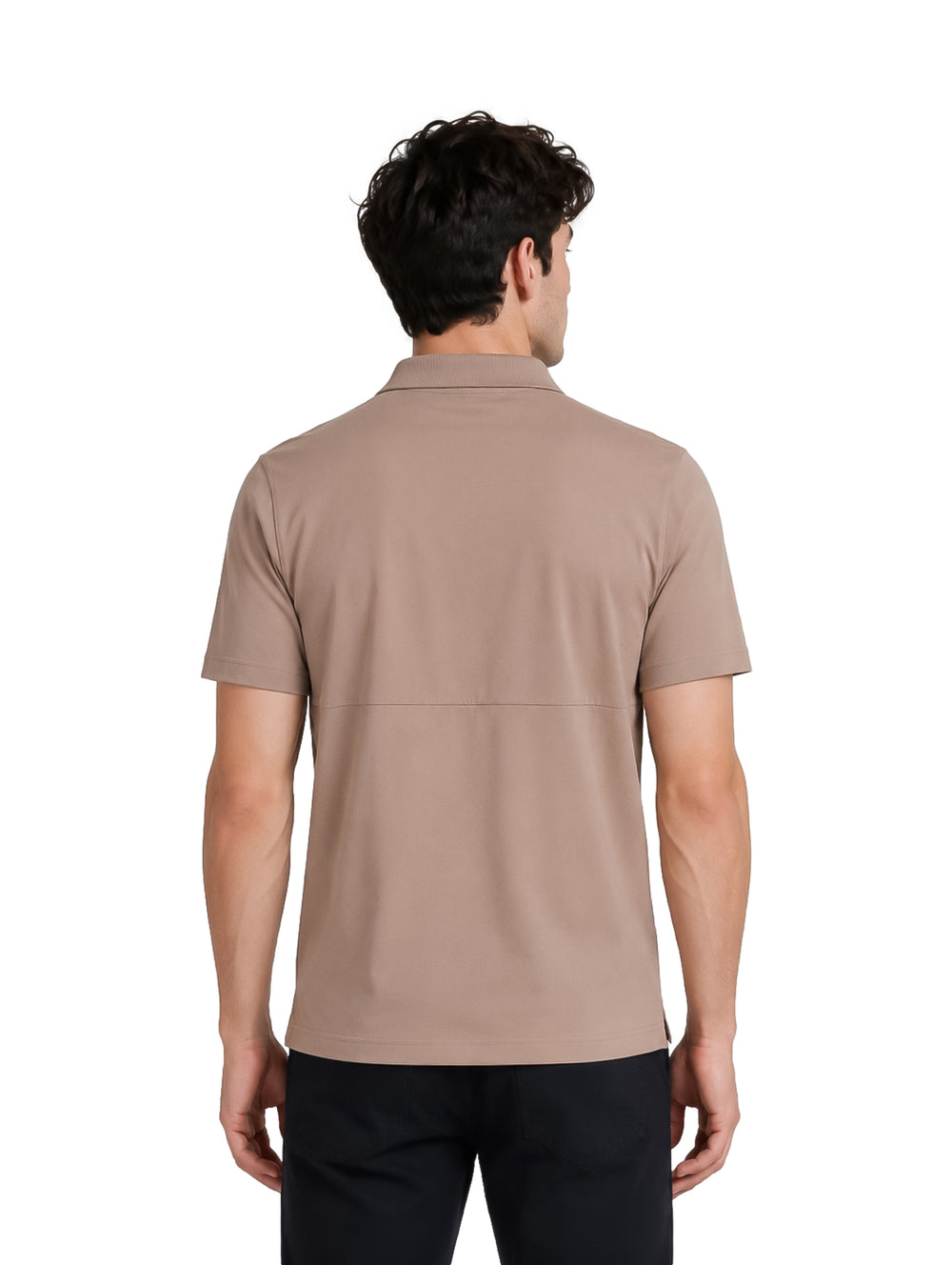 Hombre vistiendo una playera polo color camel de manga corta con cuello y botones.