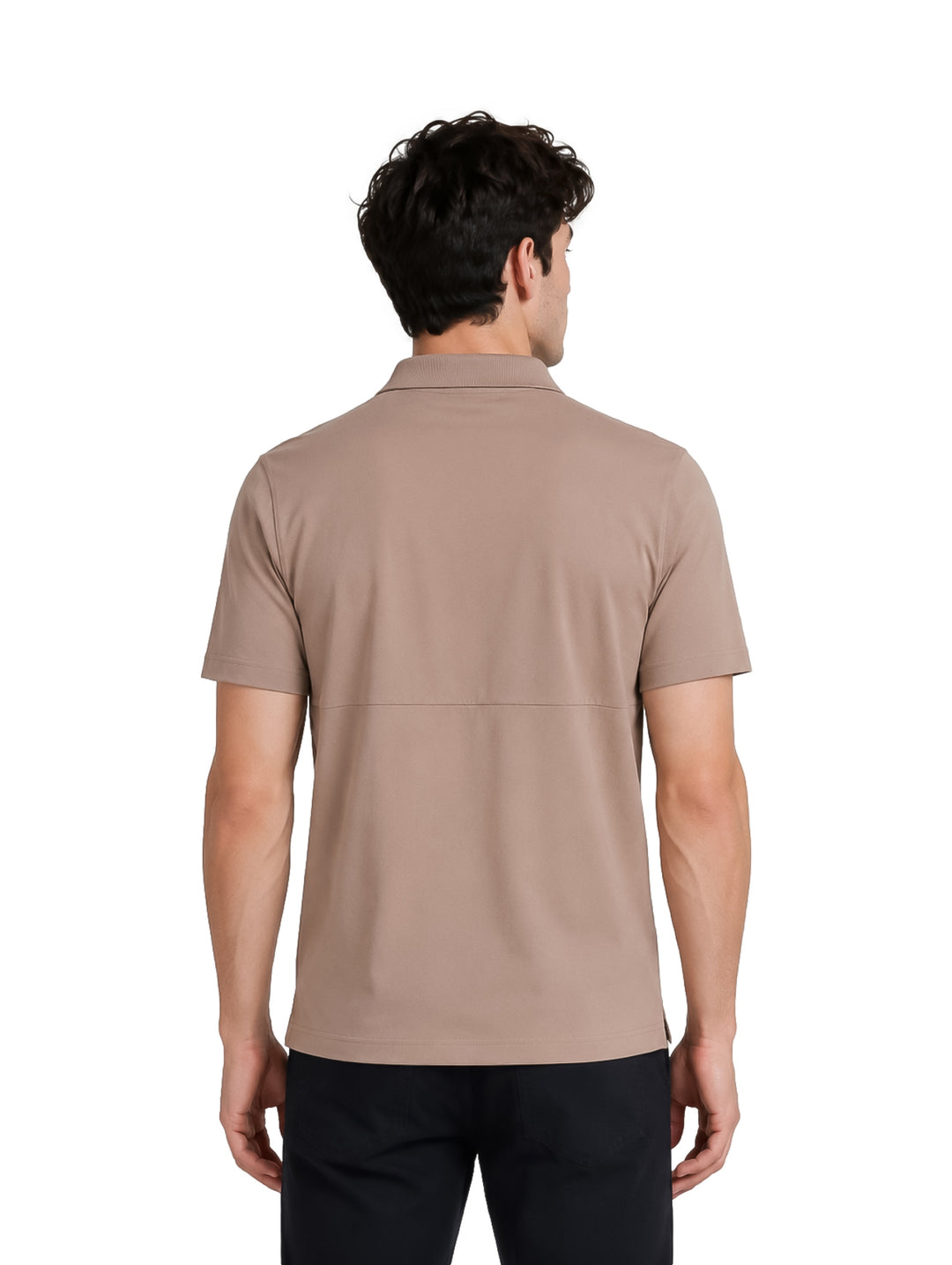 Hombre vistiendo una playera polo color camel de manga corta con cuello y botones.