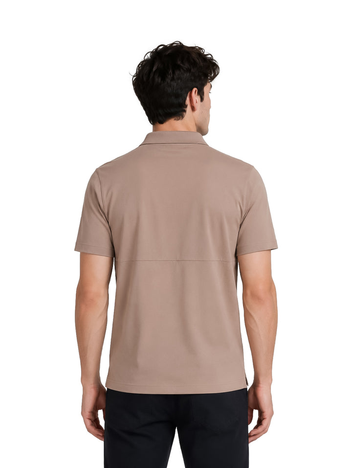 Hombre vistiendo una playera polo color camel de manga corta con cuello y botones.