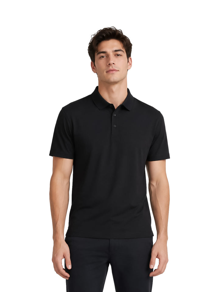 Hombre vistiendo una playera polo de color negro de manga corta.