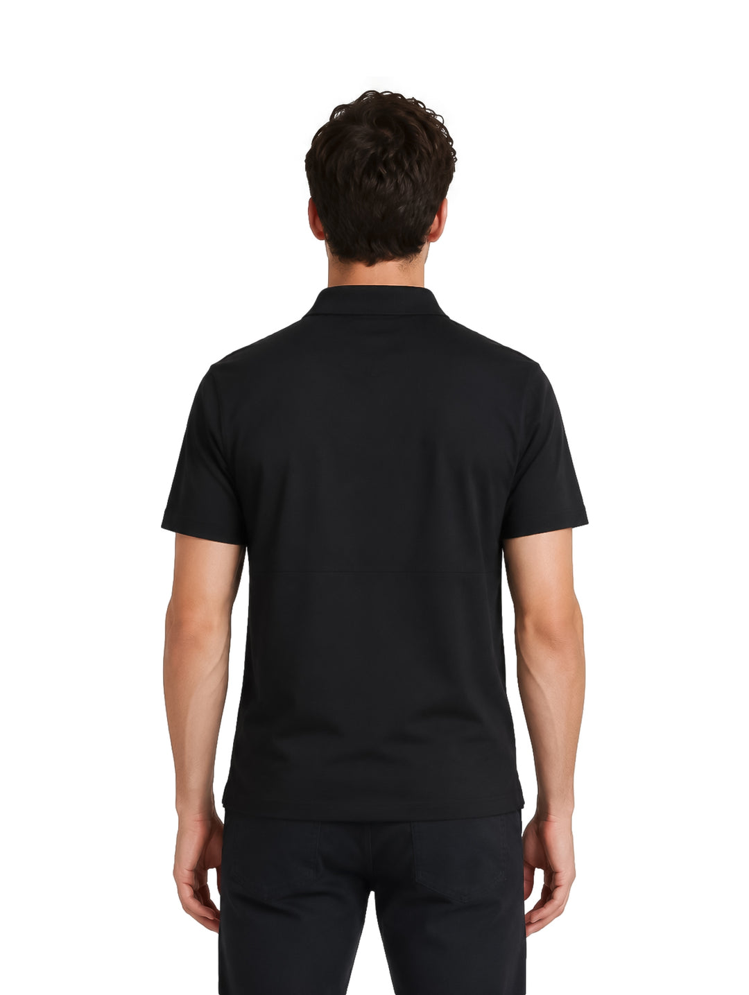 Hombre vistiendo una playera polo de color negro de manga corta.