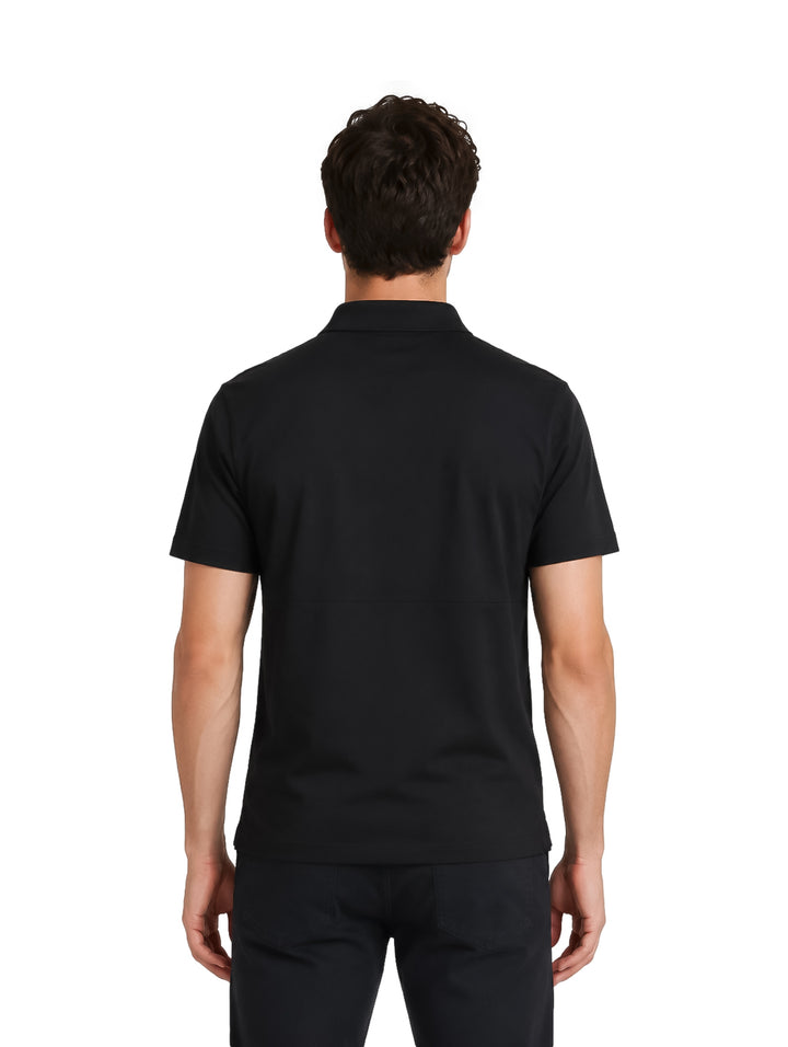 Hombre vistiendo una playera polo de color negro de manga corta.