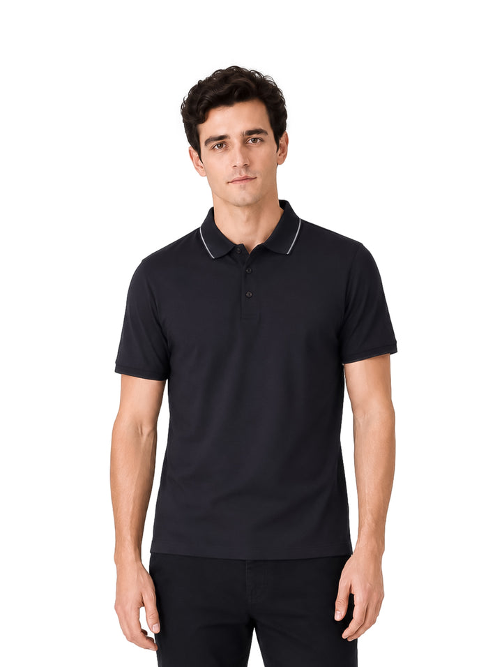Hombre vistiendo una playera polo color negro de manga corta con detalle blanco en el cuello.