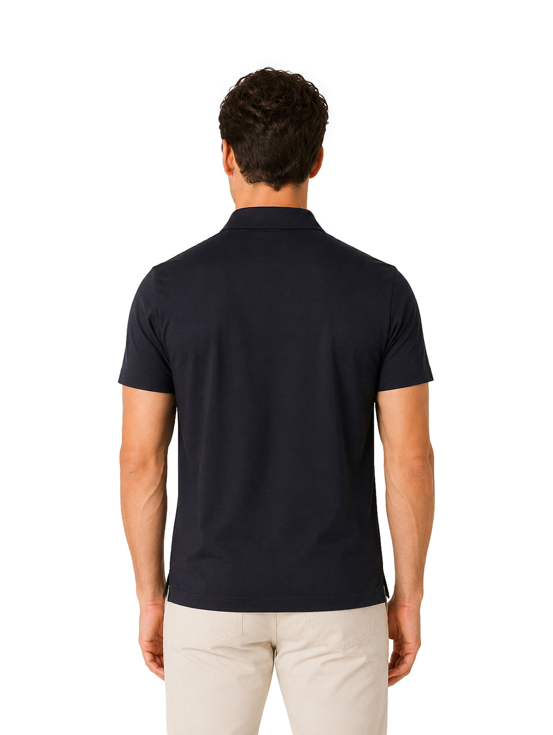 Hombre vistiendo playera polo color negro con cierre frontal y pantalones beige.
