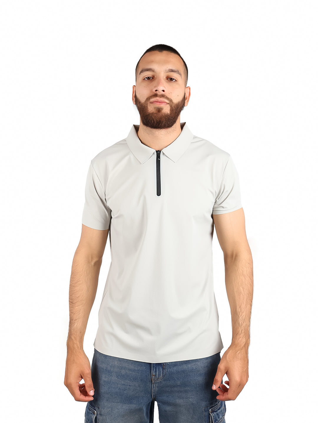 Hombre vistiendo playera polo color gris claro con cierre vertical y cuello