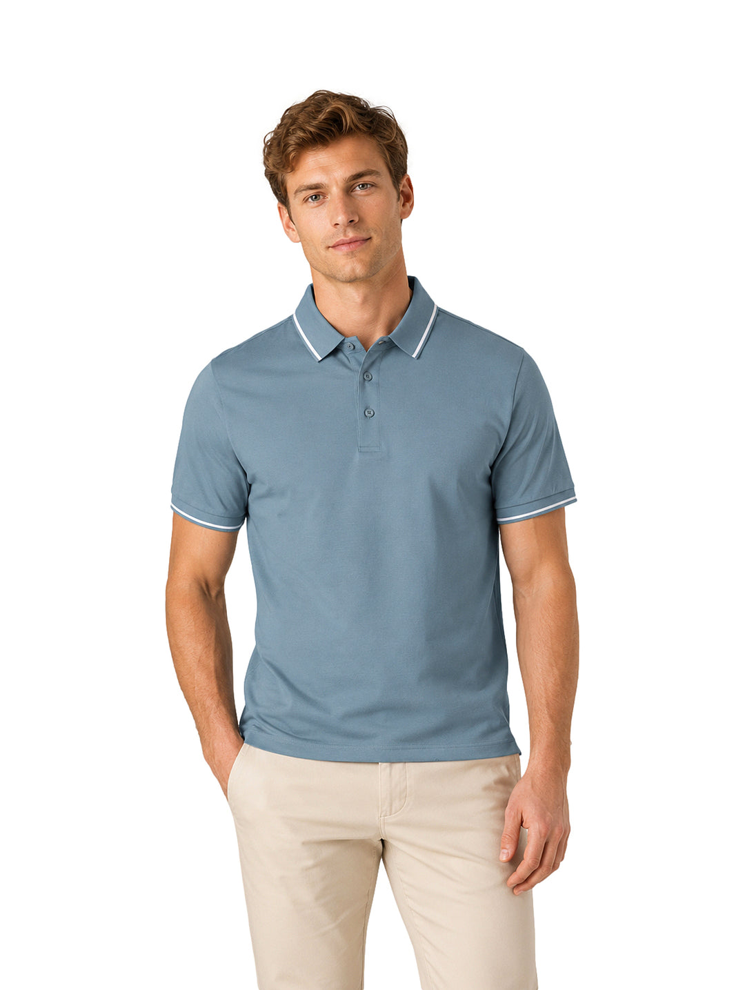 Hombre vistiendo playera polo color azul con detalles blancos en cuello y mangas.