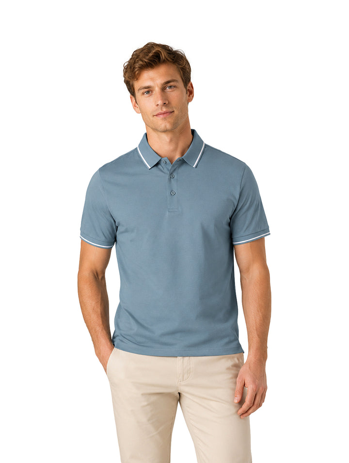 Hombre vistiendo playera polo color azul con detalles blancos en cuello y mangas.