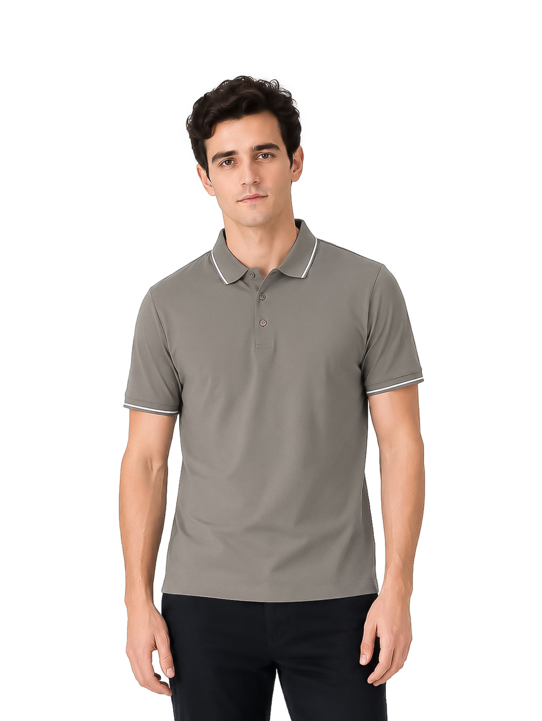 Hombre vistiendo playera polo color olivo con detalles blancos en cuello y mangas.