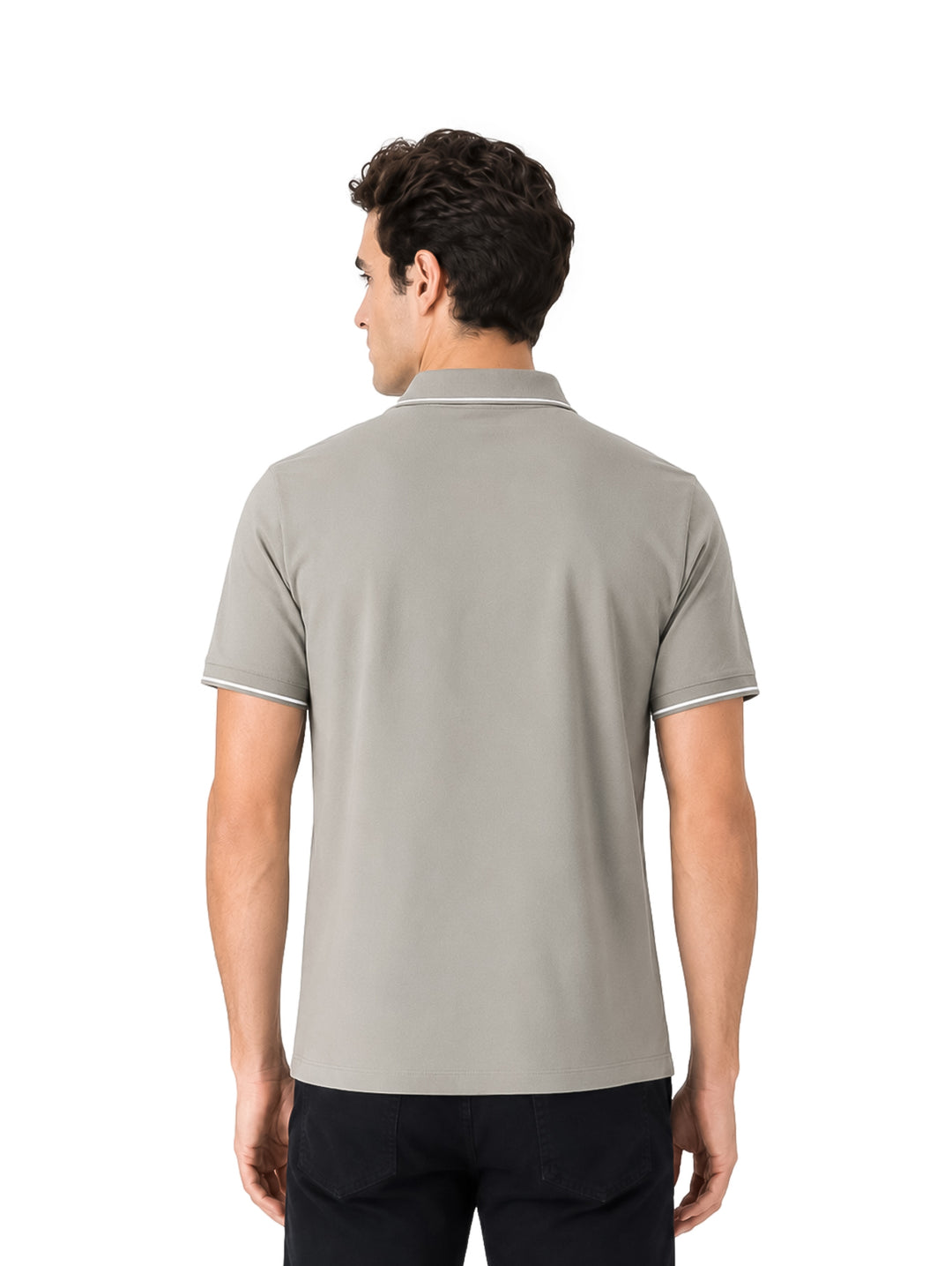 Hombre vistiendo playera polo color olivo con detalles blancos en cuello y mangas.