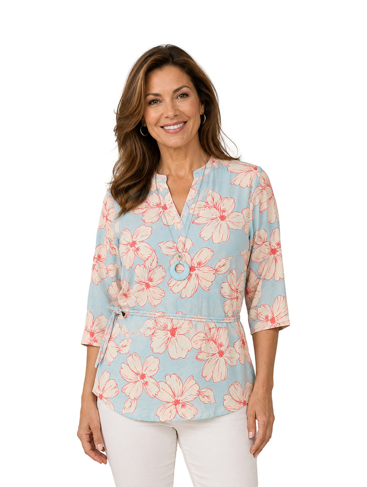 Blusa color cielo con estampado floral rosa, cuello en V y collar circular