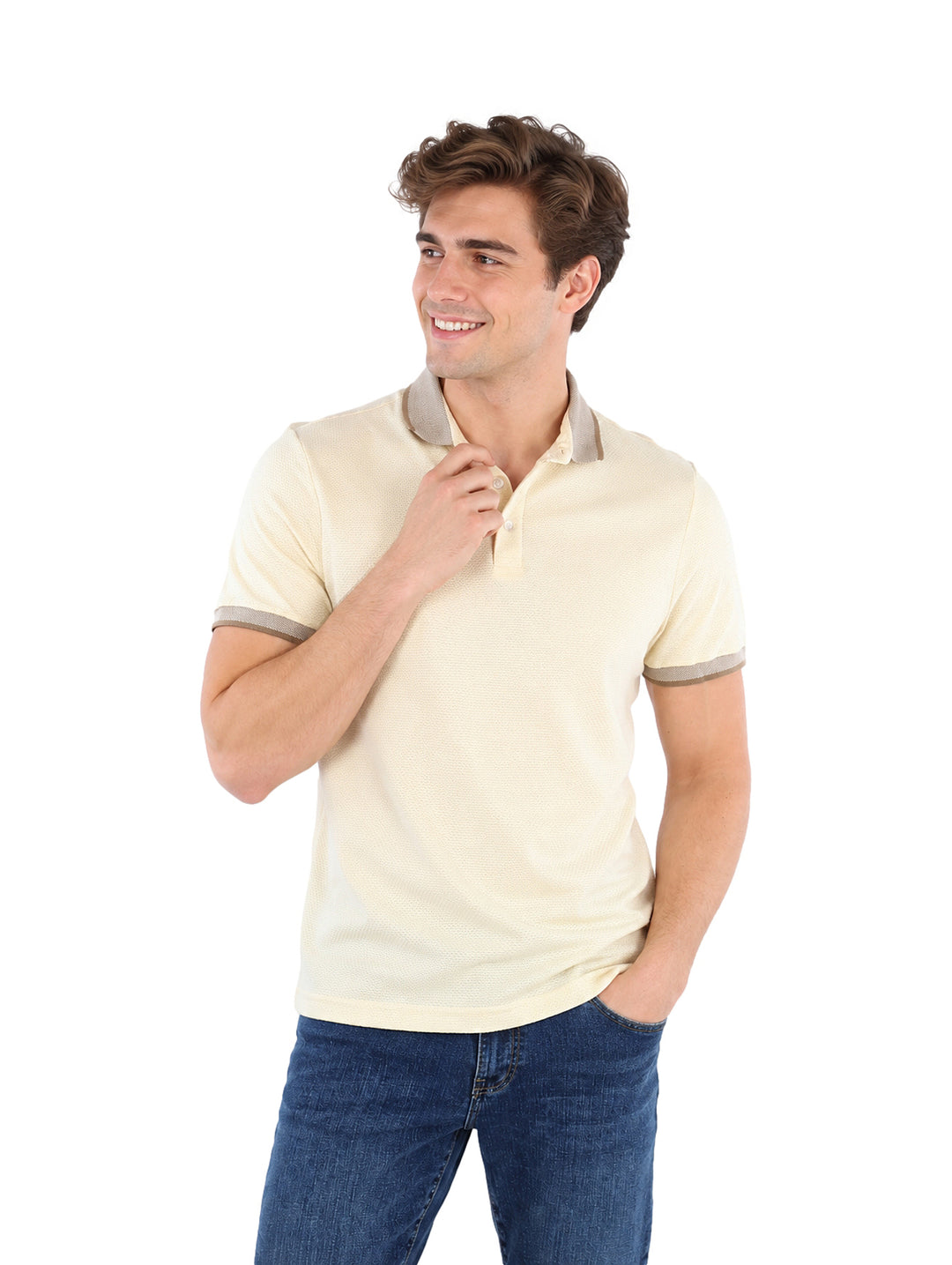 Hombre vistiendo una playera polo color beige de manga corta con detalles en el cuello y mangas.