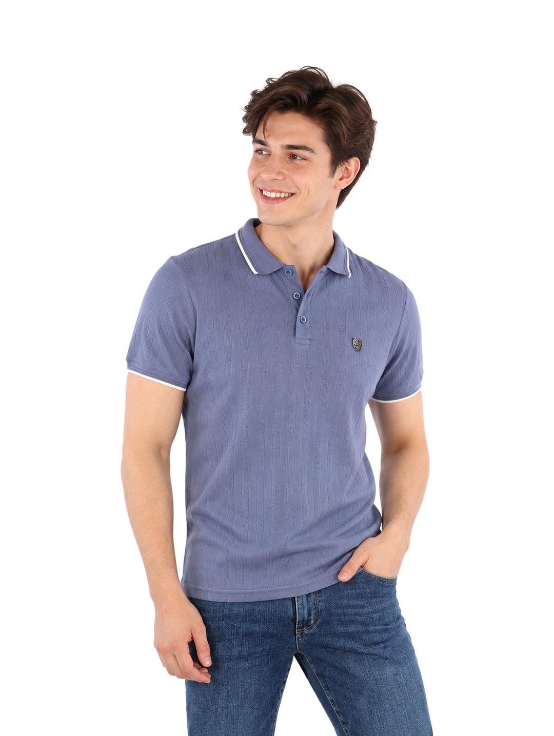 Hombre vistiendo playera polo color plumbago con detalles blancos en el cuello y mangas.