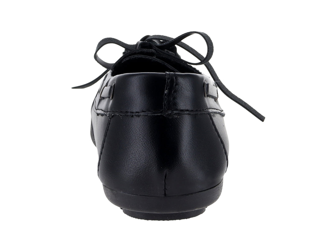 Mocasín negro de la marca Nomadas con cordones decorativos y suela dentada sobre fondo blanco.