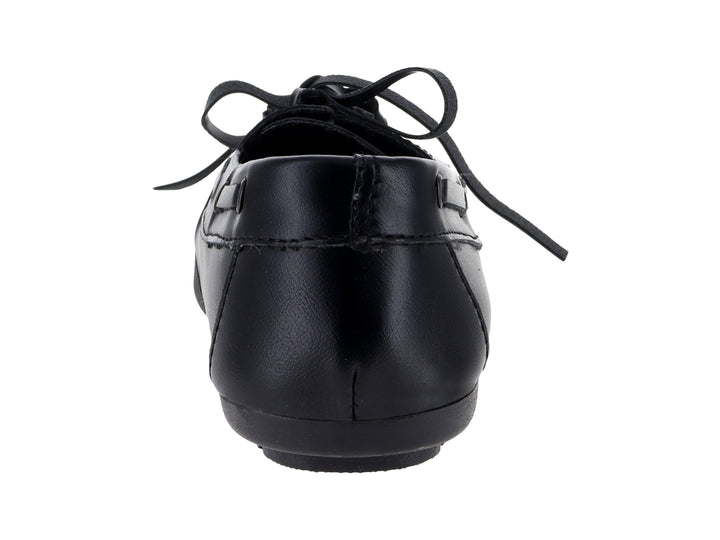 Mocasín negro de la marca Nomadas con cordones decorativos y suela dentada sobre fondo blanco.