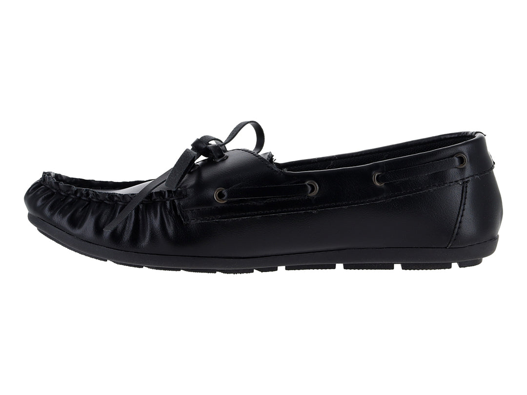 Mocasín negro de la marca Nomadas con cordones decorativos y suela dentada sobre fondo blanco.