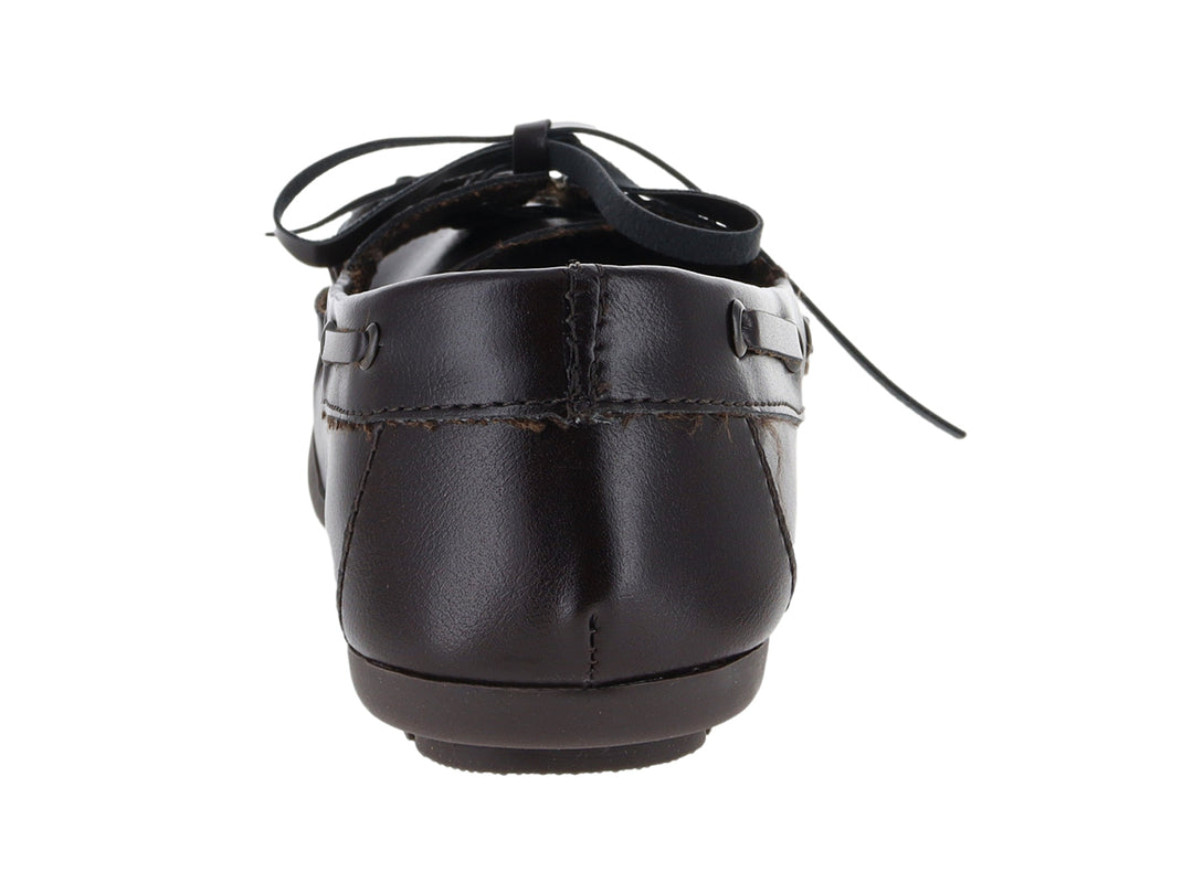 Mocasín color café oscuro con cordones decorativos y suela plana.