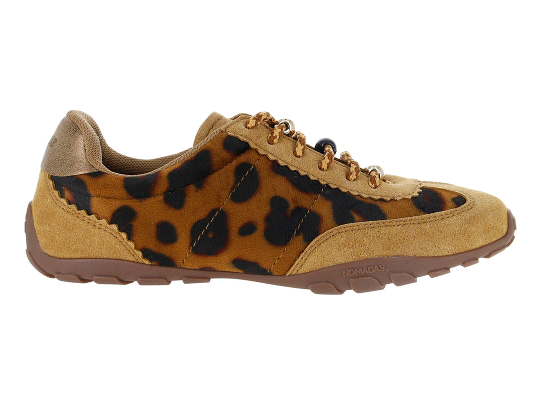 Tenis Nomadas color camel con estampado de leopardo y suela marrón.