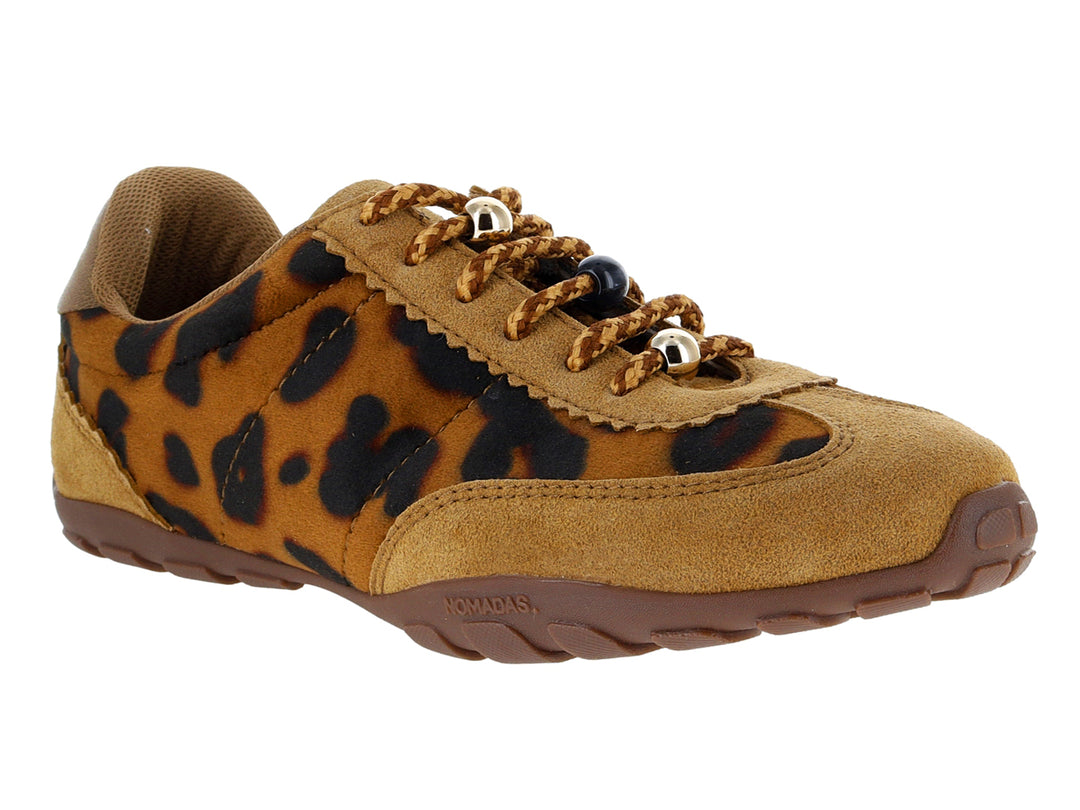 Tenis Nomadas color camel con estampado de leopardo y suela marrón.