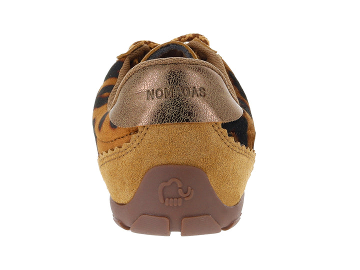 Tenis Nomadas color camel con estampado de leopardo y suela marrón.