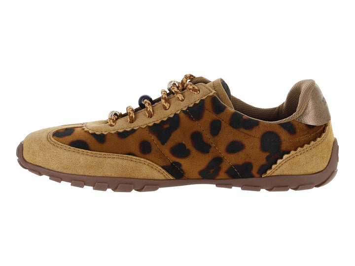 Tenis Nomadas color camel con estampado de leopardo y suela marrón.