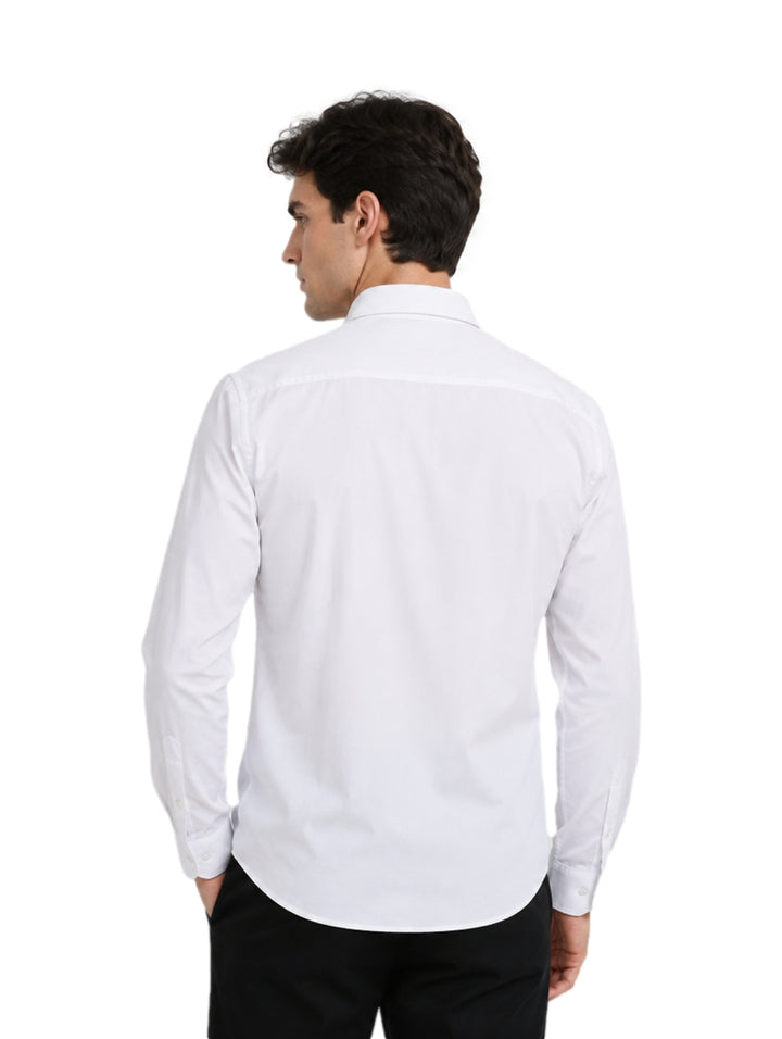 Hombre vistiendo una camisa blanca de manga larga y cuello, estilo elegante.