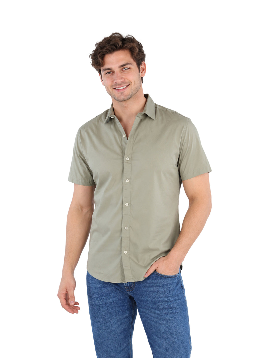 Hombre vistiendo una camisa de manga corta color olivo y pantalones vaqueros azules sobre fondo blanco.