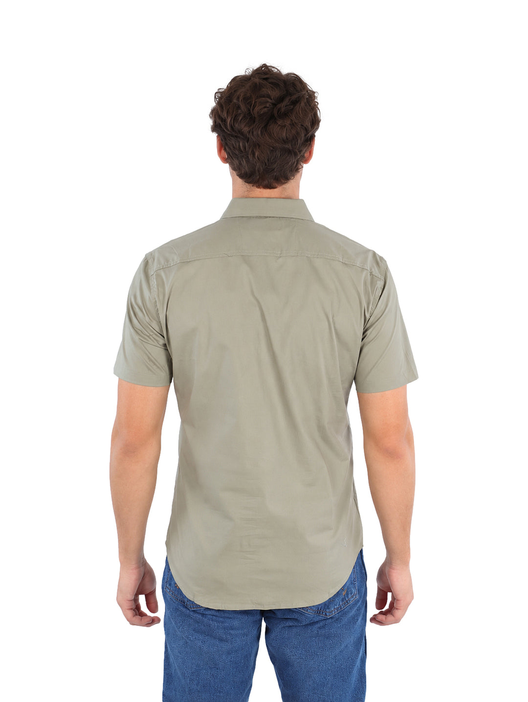Hombre vistiendo una camisa de manga corta color olivo y pantalones vaqueros azules sobre fondo blanco.
