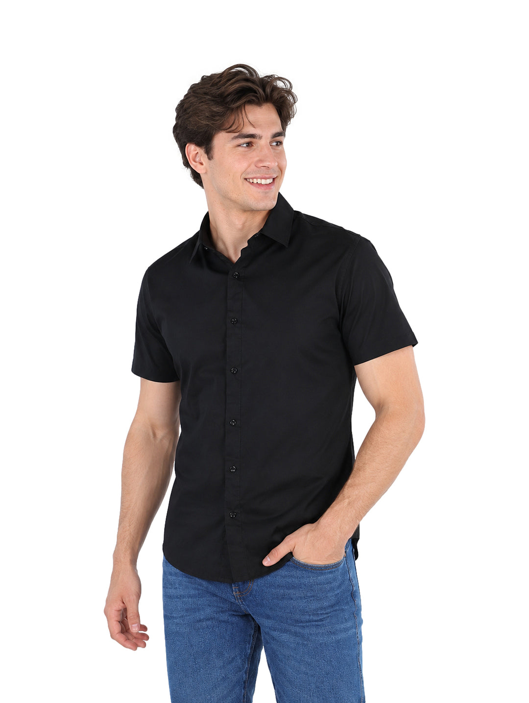 Hombre modelando una camisa negra de manga corta con botones y cuello.