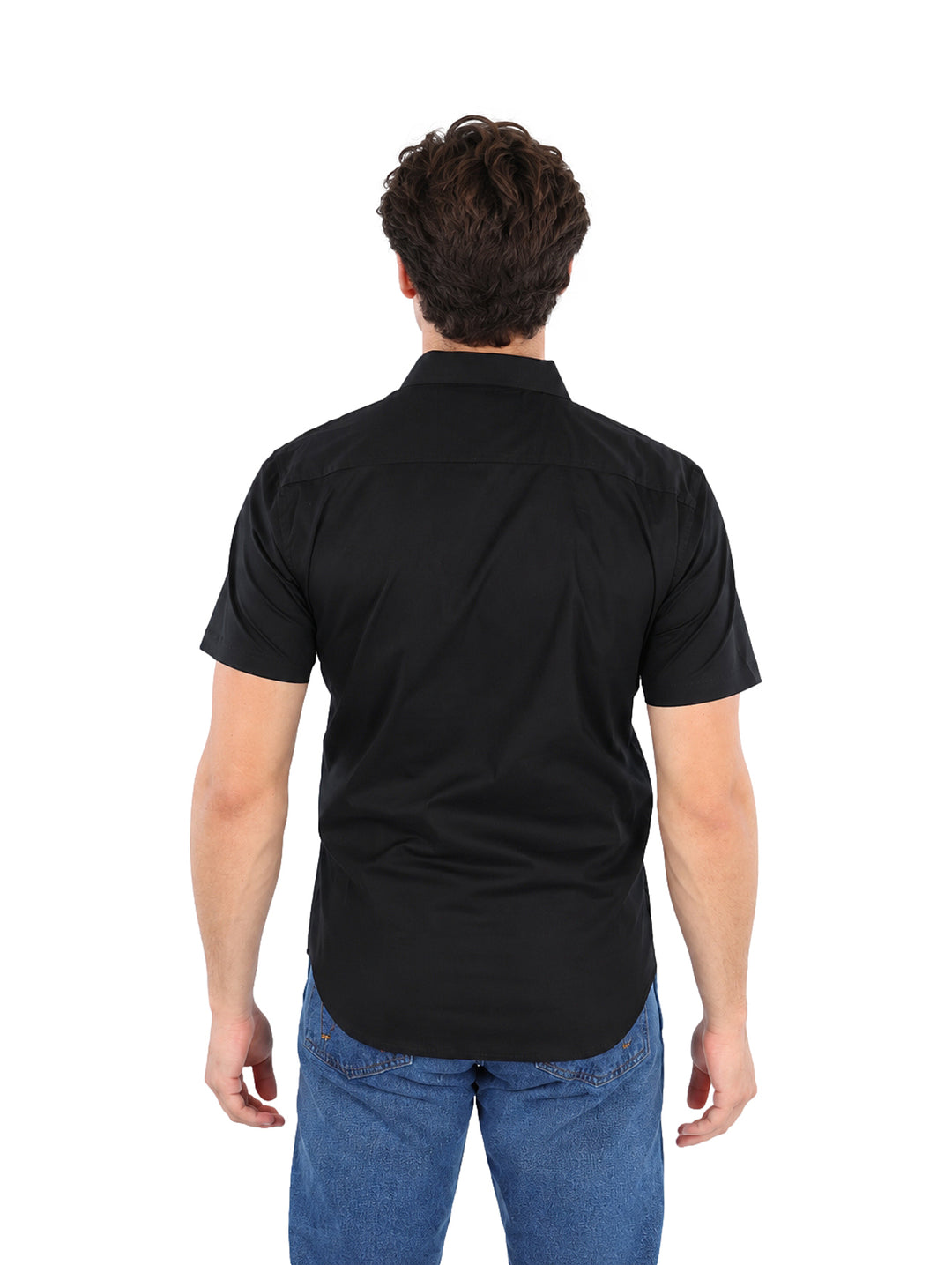 Hombre modelando una camisa negra de manga corta con botones y cuello.