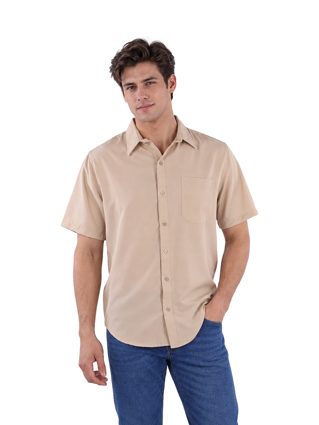 Hombre vistiendo una camisa de manga corta color arena con botones y un bolsillo en el pecho.