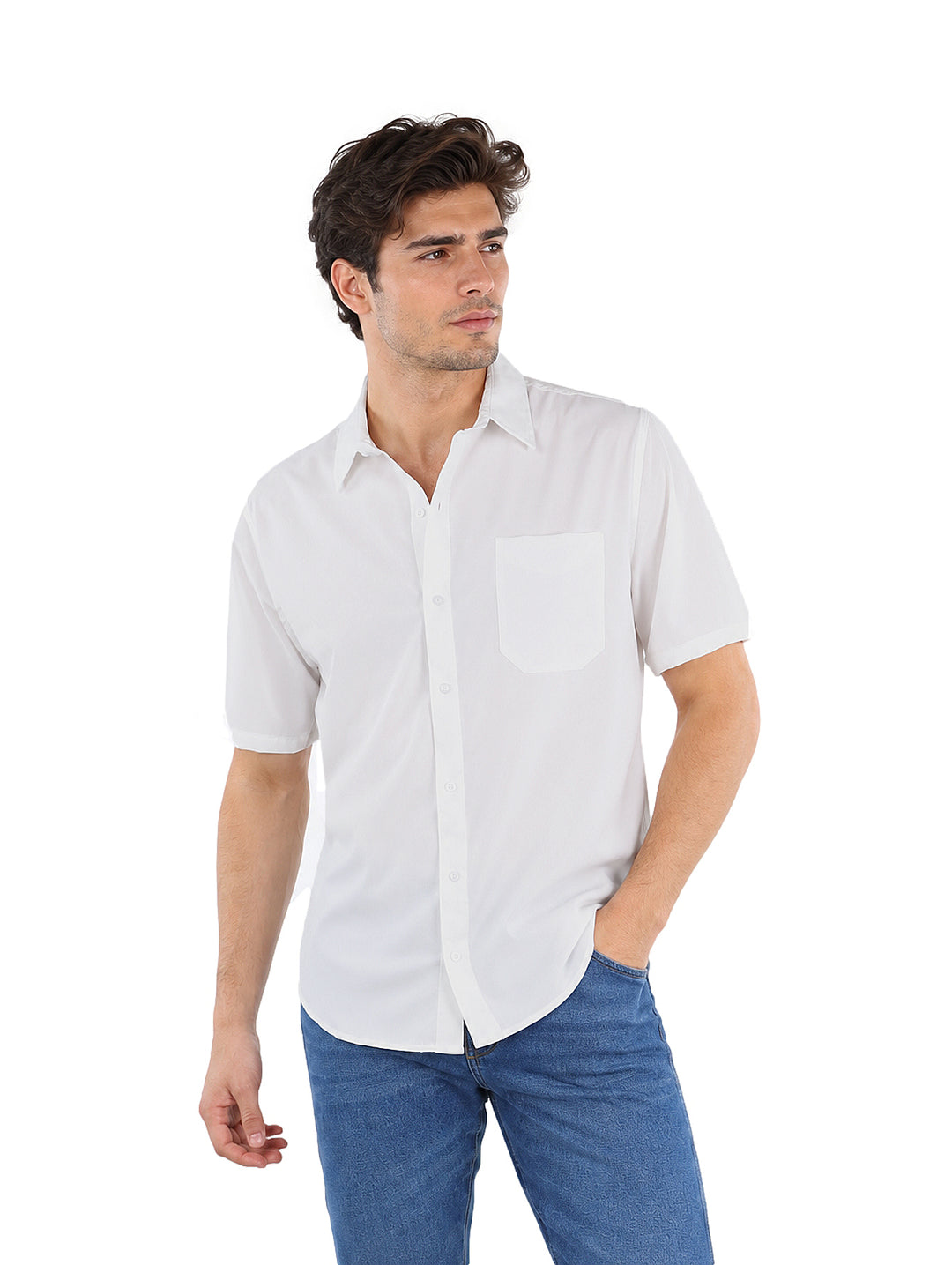 Hombre vistiendo una camisa blanca de manga corta con bolsillo frontal y pantalones azules.