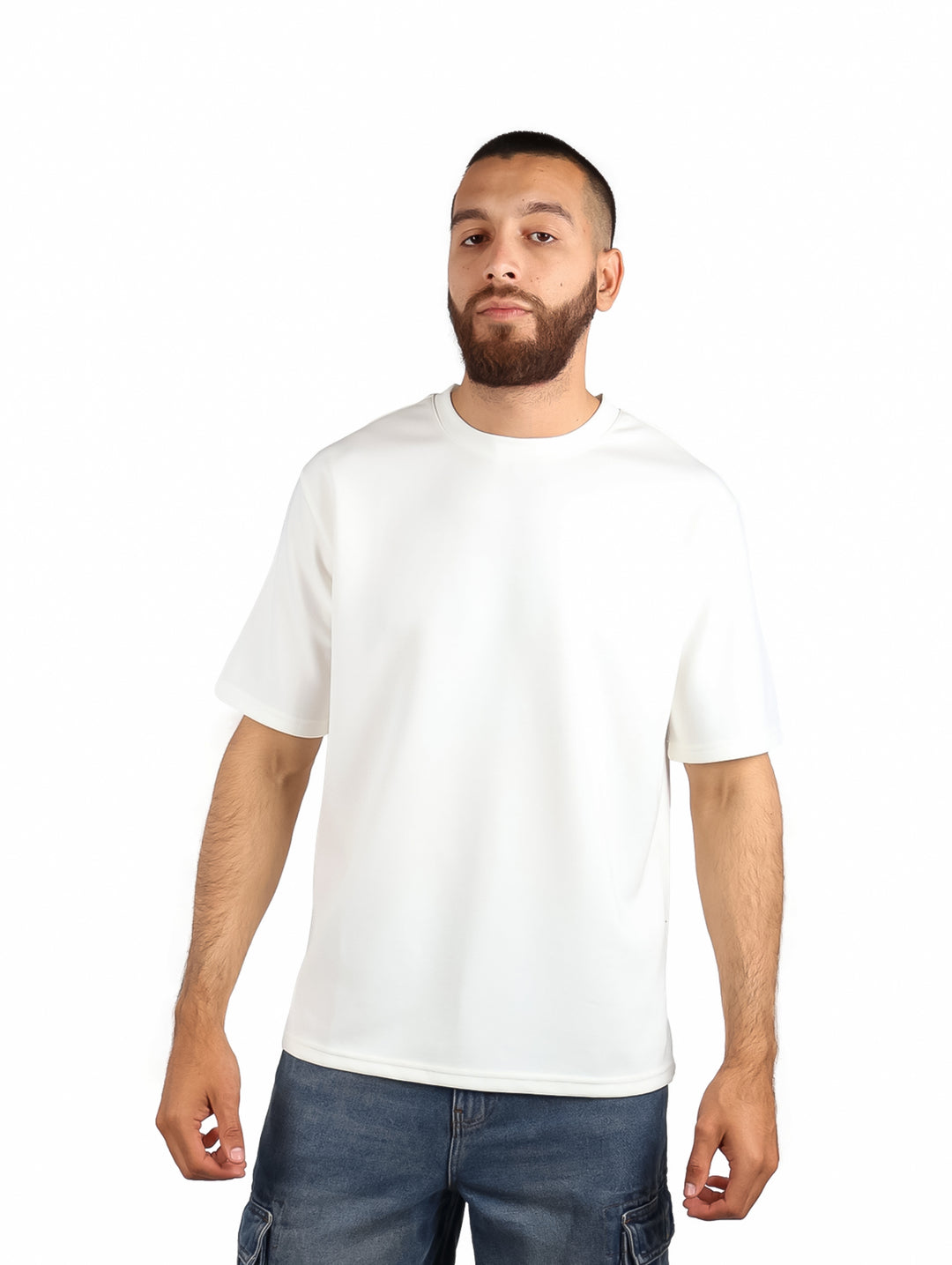Hombre vistiendo una playera de manga corta color off white.