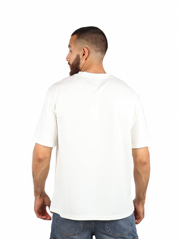 Hombre vistiendo una playera de manga corta color off white.