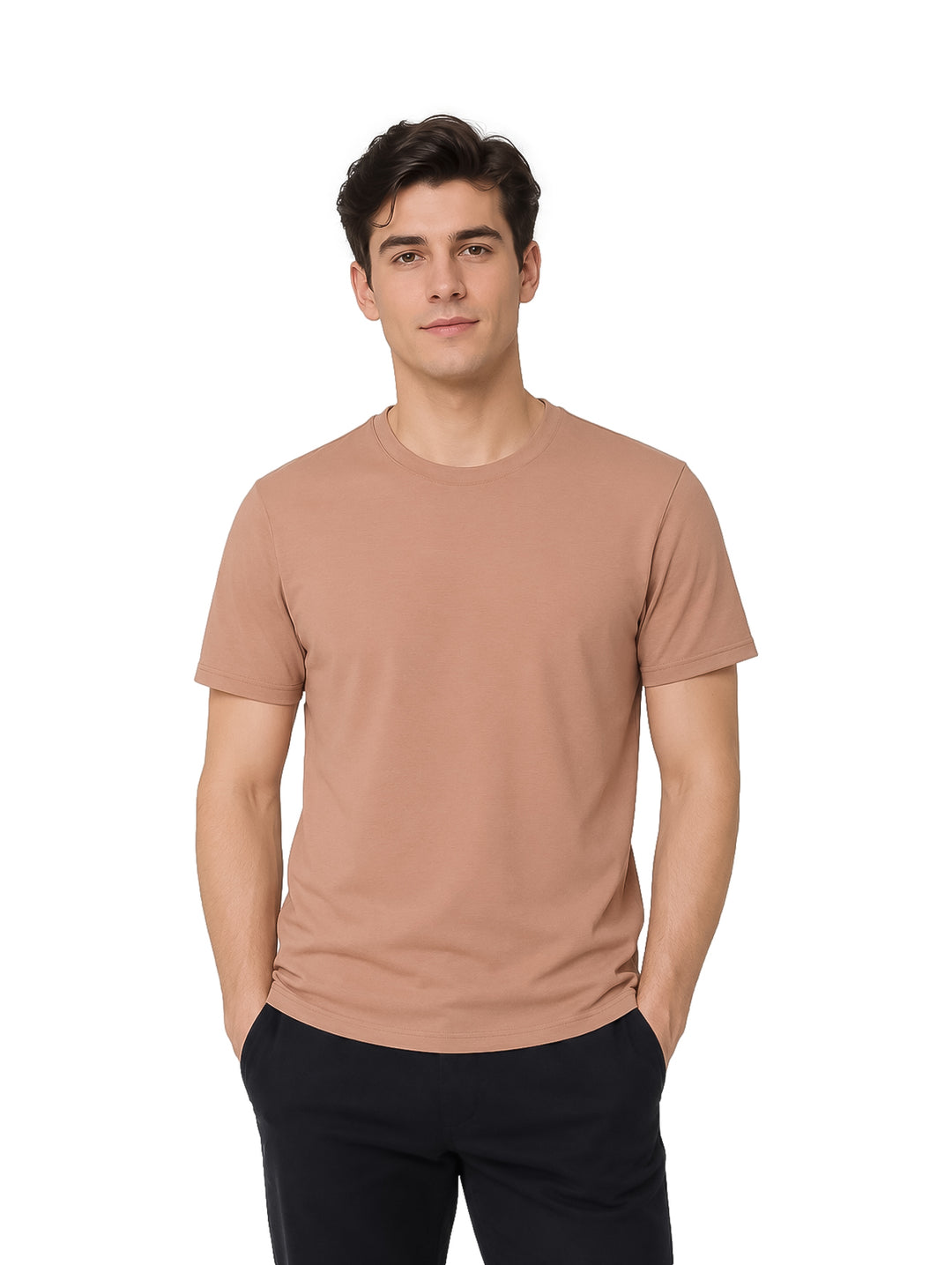Hombre vistiendo una playera color camel de manga corta y cuello redondo.