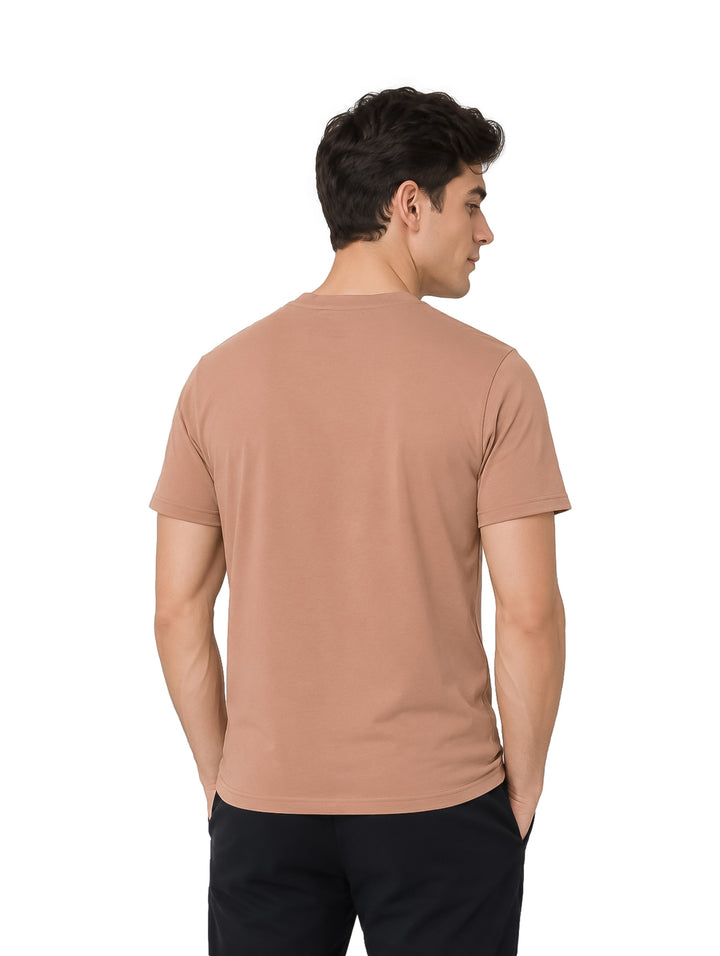Hombre vistiendo una playera color camel de manga corta y cuello redondo.