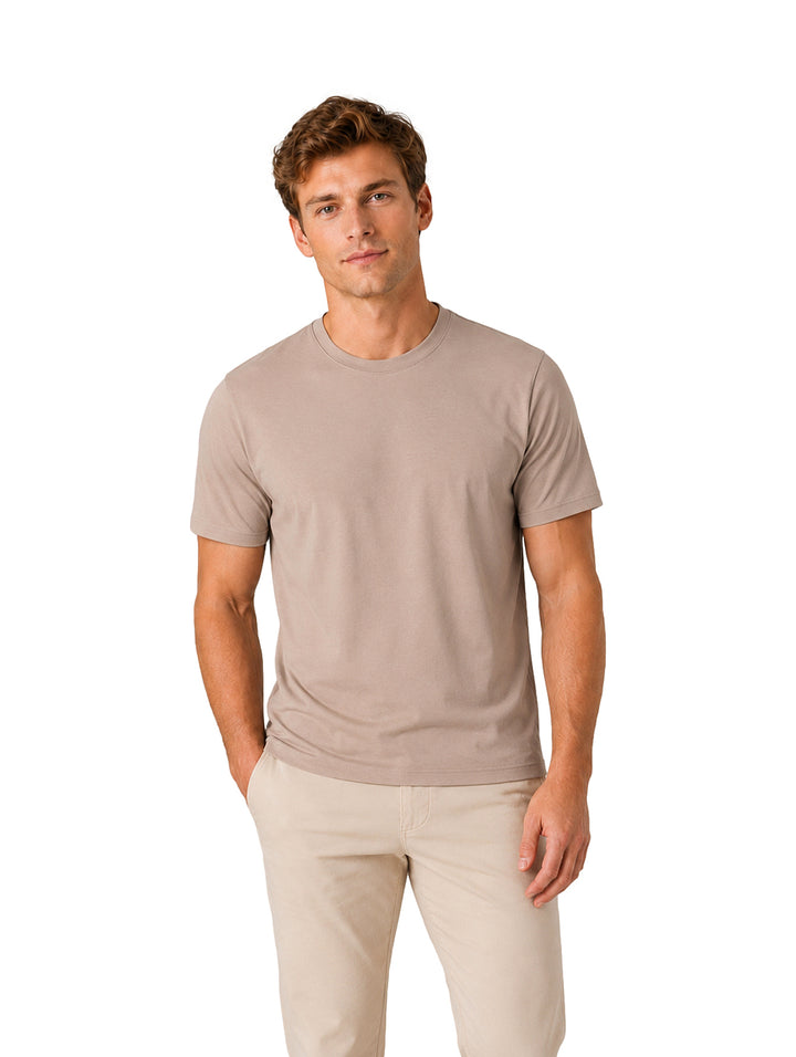 Hombre vistiendo una playera de manga corta color taupe y pantalones claros sobre fondo blanco.