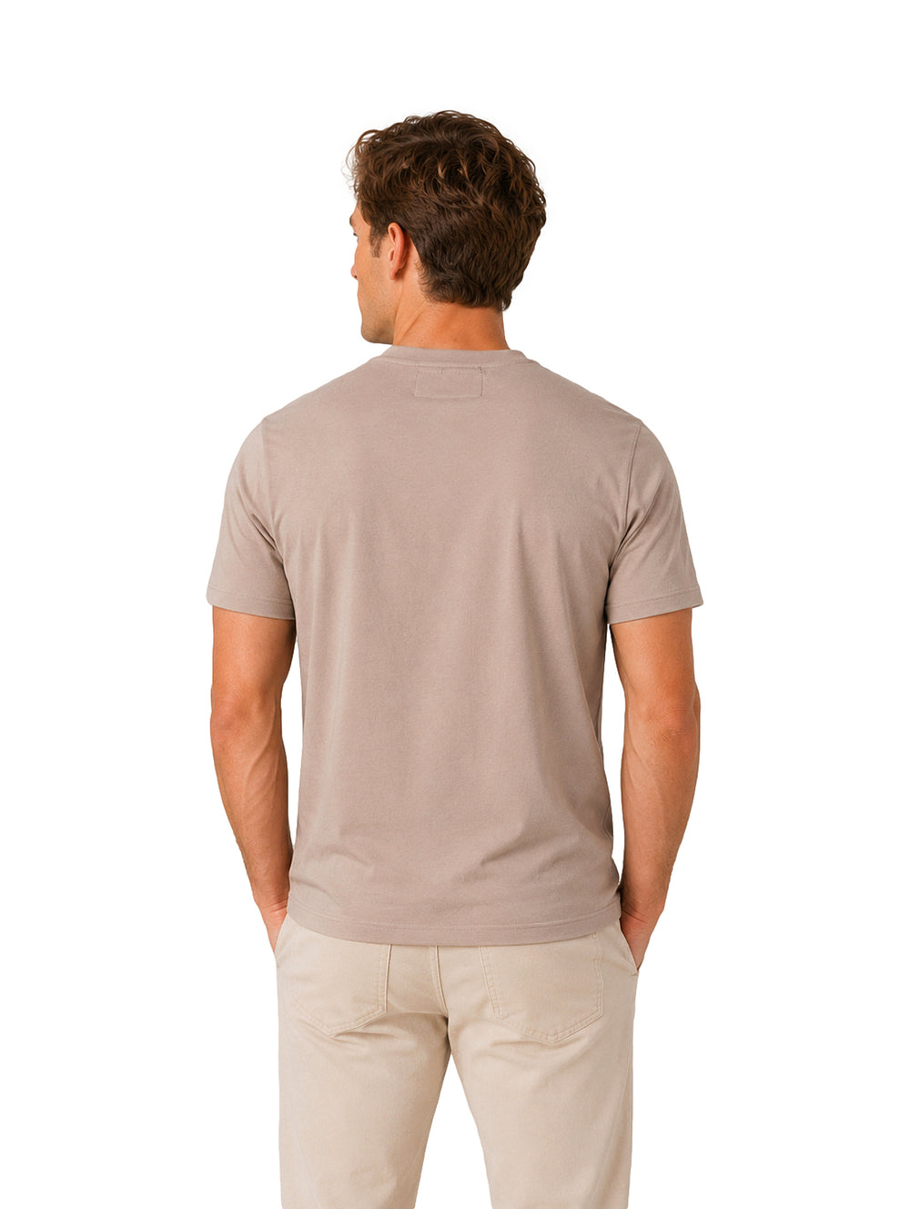 Hombre vistiendo una playera de manga corta color taupe y pantalones claros sobre fondo blanco.