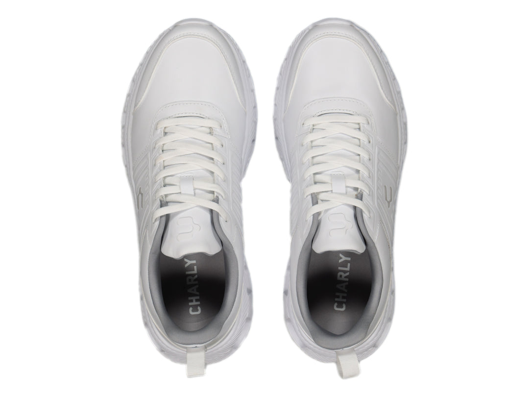 Tenis deportivos Charly color blanco con suela blanca y cordones.