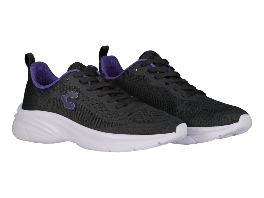 Tenis deportivos Charly color negro con suela blanca y detalles en morado.