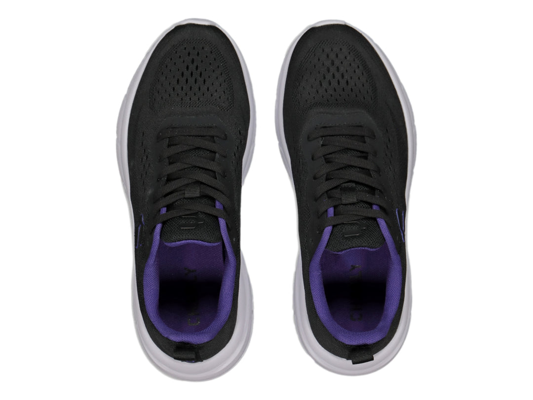 Tenis deportivos Charly color negro con suela blanca y detalles en morado.