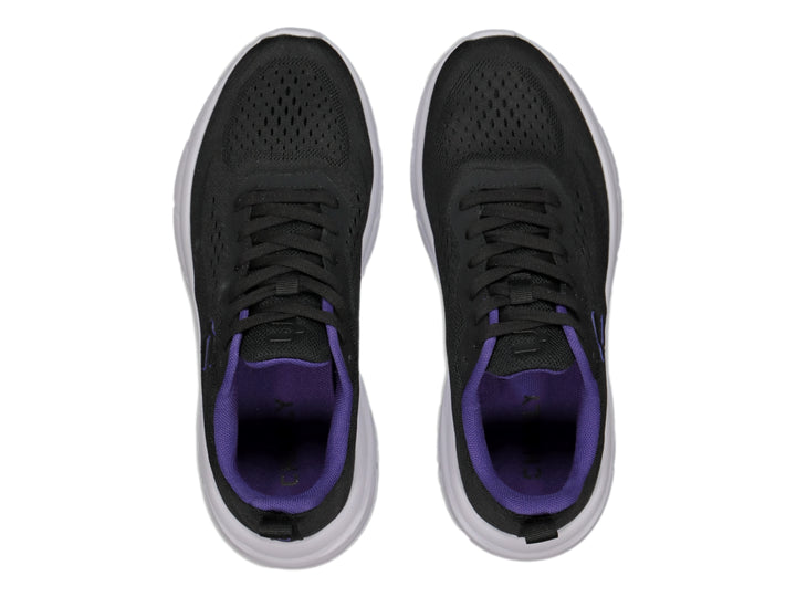Tenis deportivos Charly color negro con suela blanca y detalles en morado.